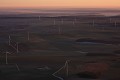 Coucher de soleil sur une ferme d'éoliennes Eoliennes, ferme d'éoliennes 